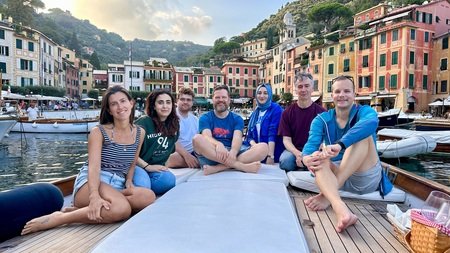 Das arocom Team auf einem Boot in Portofino