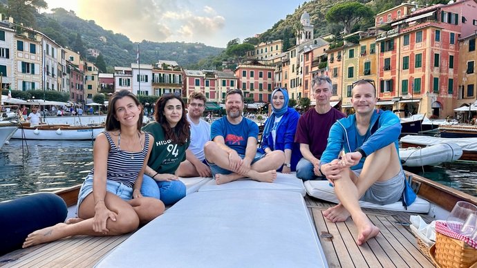 Das arocom Team auf einem Boot in Portofino
